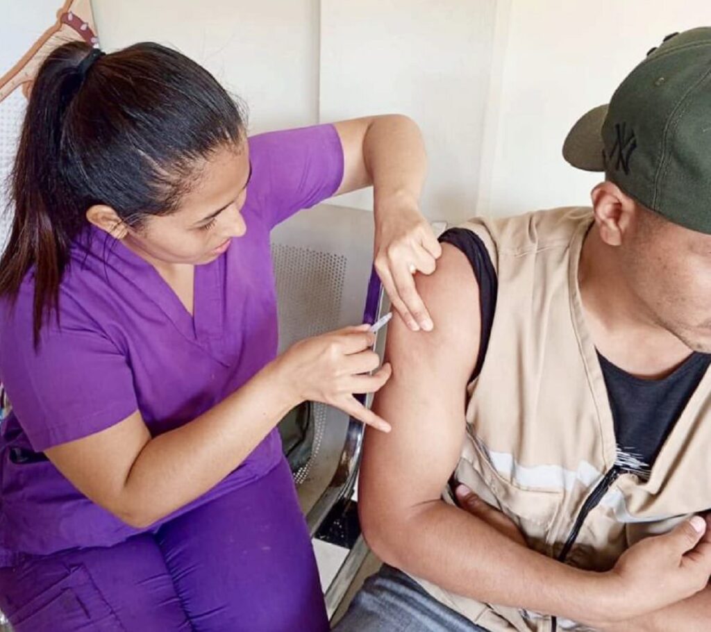 El personal del Puesto de Salud de Shaime se activó para vacunar a la población que no contaba con antecedentes de inmunización contra la fiebre amarilla.