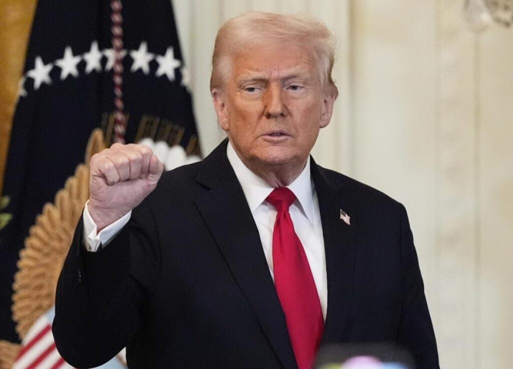 El presidente Donald Trump anunció que considera aumentar los aranceles a productos chinos en un 50% adicional.