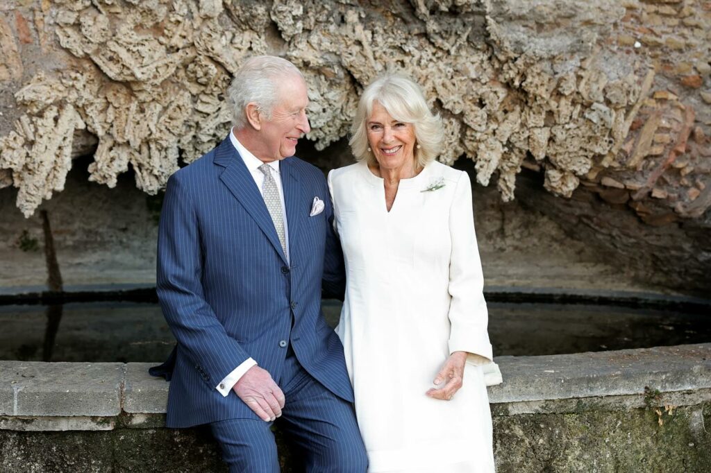 El rey Carlos III y la reina Camila de Inglaterra visitan al papa en su 20º aniversario