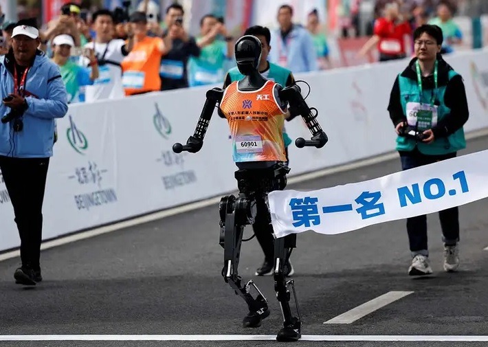 El robot bípedo Tiangong Ultra, desarrollado por la compañía china Humanoid, completó un medio maratón de 21 kilómetros.