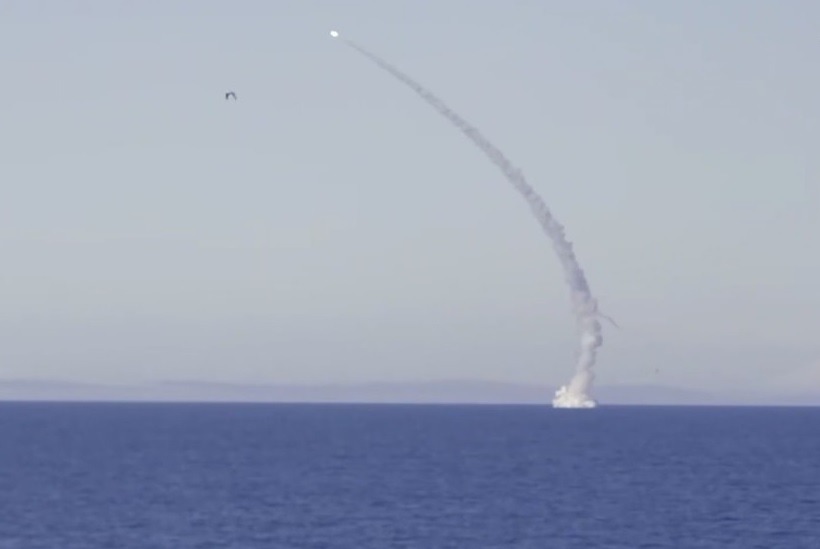 El submarino nuclear ruso Krasnoyarsk lanzó un misil de crucero Kalibr hacia un objetivo costero a más de 1.100 kilómetros.