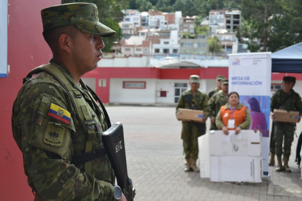 Elecciones en Ecuador: 1.800 reservistas de las Fuerzas Armadas serán desplegados en los recintos electorales del país.
