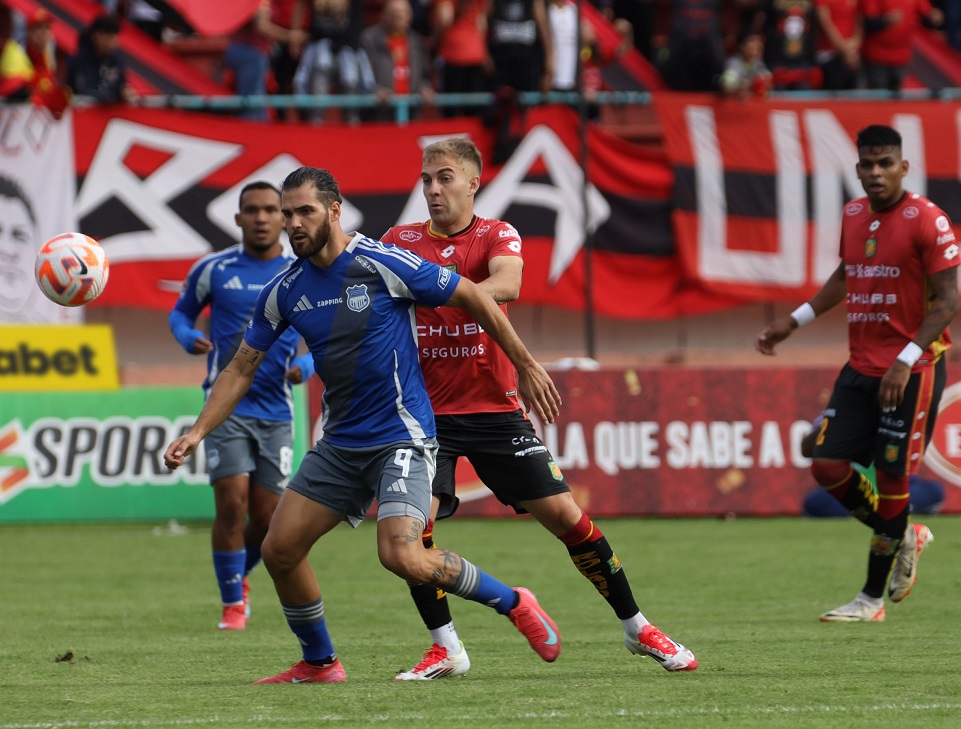 Emelec logró una ajustada victoria por 1-0 frente al Deportivo Cuenca en el estadio Alejandro Serrano Aguilar.