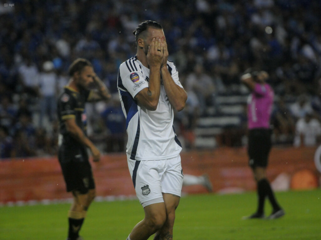 Emelec mide a Libertad FC en el estadio Capwell, urgido de una victoria