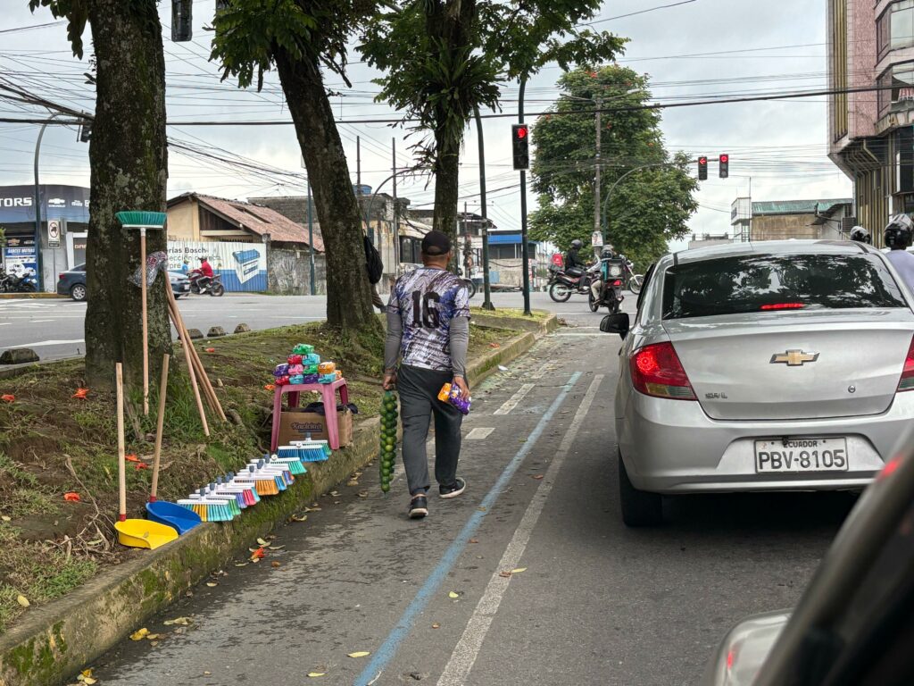 En el sector La Chorrera, en Santo Domingo, un vendedor ofrece artículos de aseo.