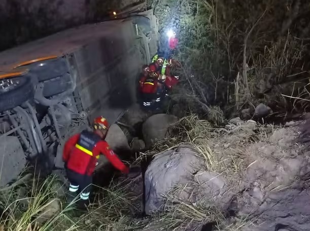 En menos de 48 horas, tres accidentes de tránsito involucrando a cuatro buses de pasajeros en Ecuador dejaron más de 20 heridos.