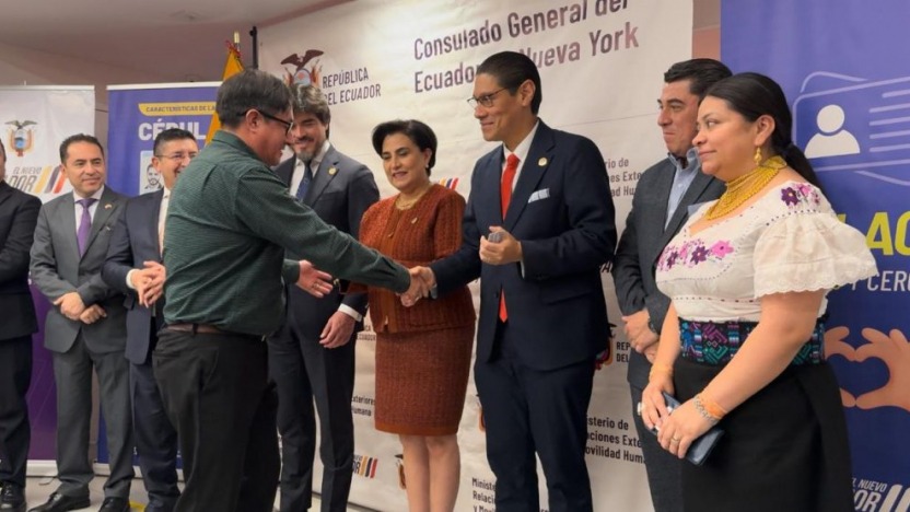 Entrega de cédula a migrantes ecuatorianos en Estados Unidos.