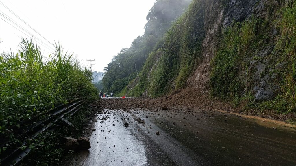 Escombros de rocas cayeron en la vía Alóag-Santo Domingo, donde persiste el riesgo por lluvias y caída de rocas. La vía fue habilitada pasadas las 18h00 del 10 de abril de 2025.