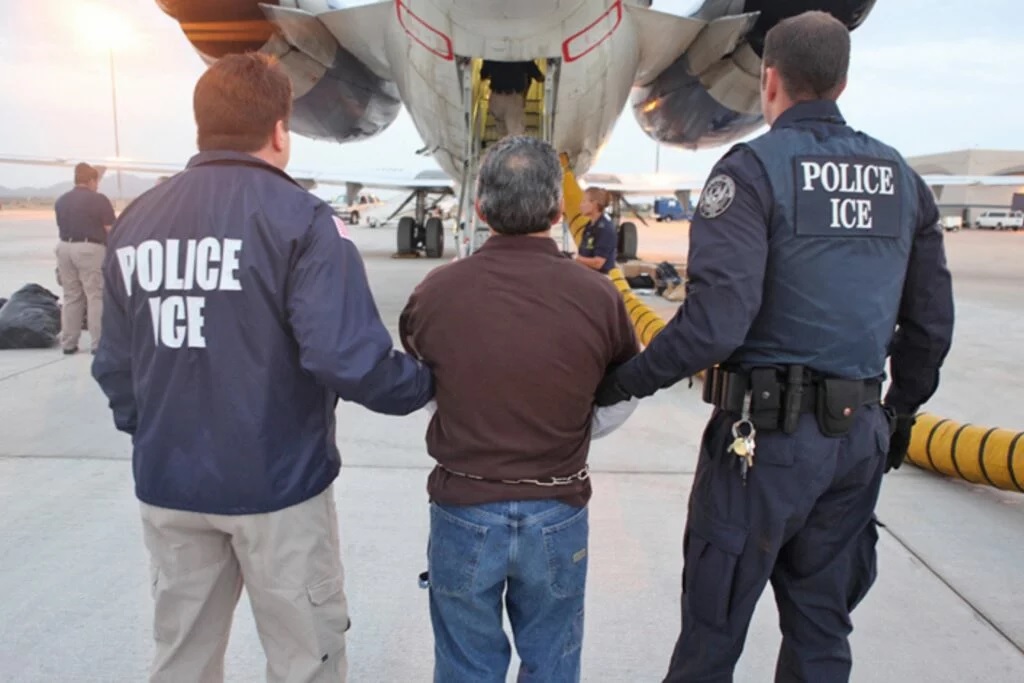 Estados Unidos planea multar con $998 diarios a los migrantes con orden de deportación