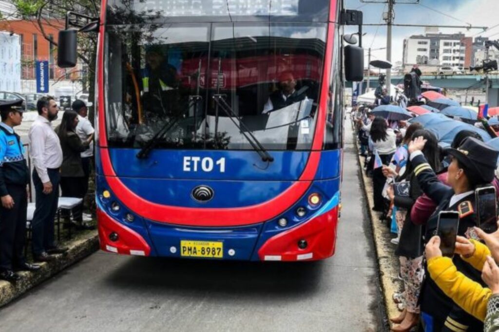Esto dice el Municipio de Quito sobre la adquisición de 60 unidades de trolebuses eléctricos que busca incorporar al sistema de transporte urbano. Municipio de Quito.