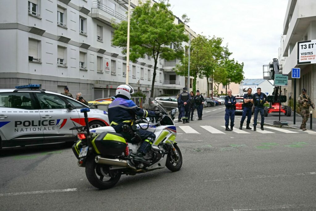 Estudiante de 15 años mató a puñaladas a una compañera y dejó herido a tres más en una escuela de Nantes, Francia