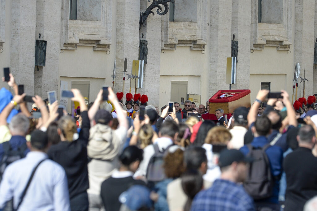 El Vaticano abre sus puertas para el último adiós al Papa Francisco