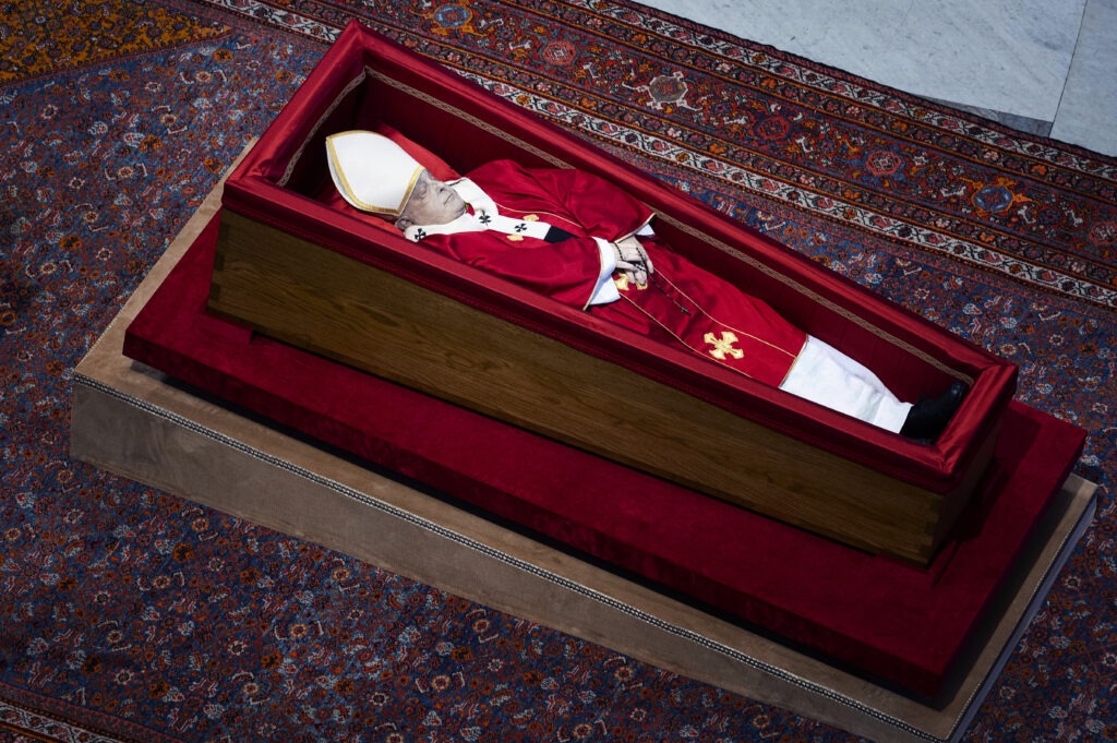 El Vaticano confirma presencia de pobres, migrantes y presos en homenaje final al Papa