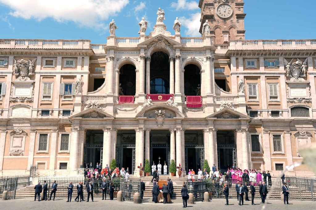 Misa privada en Roma: Los cardenales rezan por el Papa Francisco en su tumba