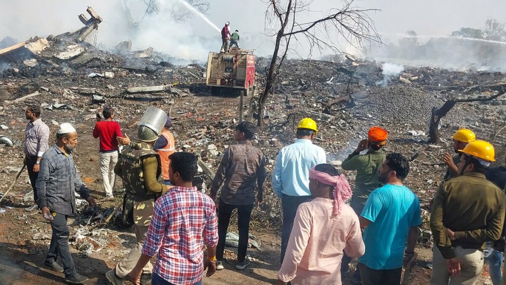 Explosión en fábrica de petardos deja 18 muertos en el oeste de India