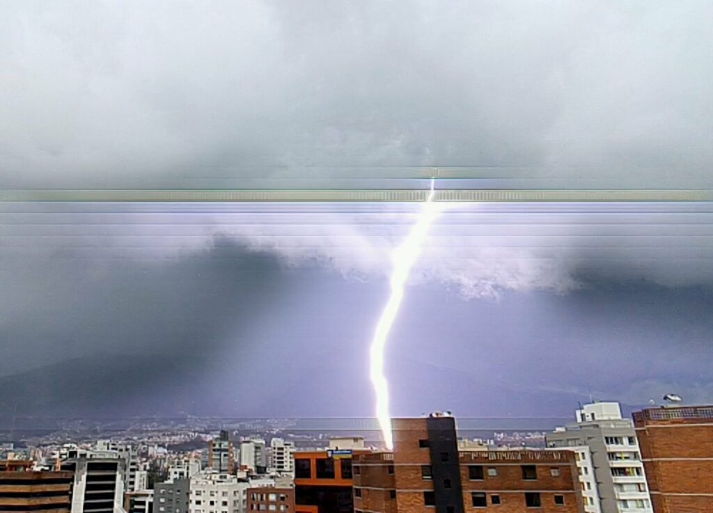 Factores climáticos provocaron tormenta eléctrica en el norte de Quito, según Inamhi