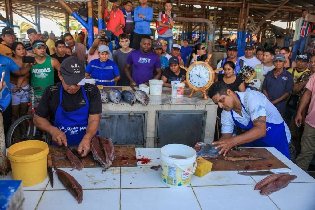 El Festival Mundial del Atún en Manta, muestra a los involucrados en la pesca industrial y la artesanal.