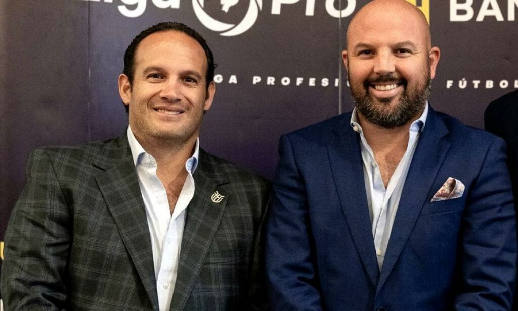 Francisco Egas (izq.) presidente de la FEF junto a Miguel Ángel Loor, presidente de la LigaPro
