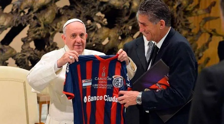 Francisco, el Papa más futbolero que recibió camisetas de Pelé, Messi, Ronaldo y Liga de Portoviejo