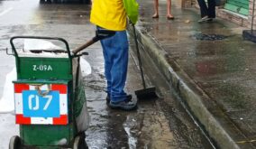 1.200 carretilleros de Urvaseo trabajarán desde las 06:00 limpiando los recintos electorales.