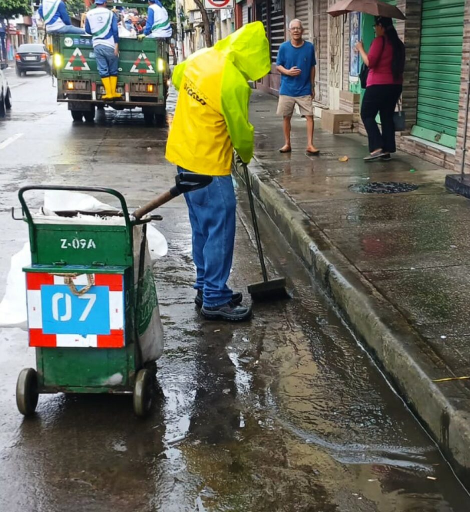 1.200 carretilleros de Urvaseo trabajarán desde las 06:00 limpiando los recintos electorales.