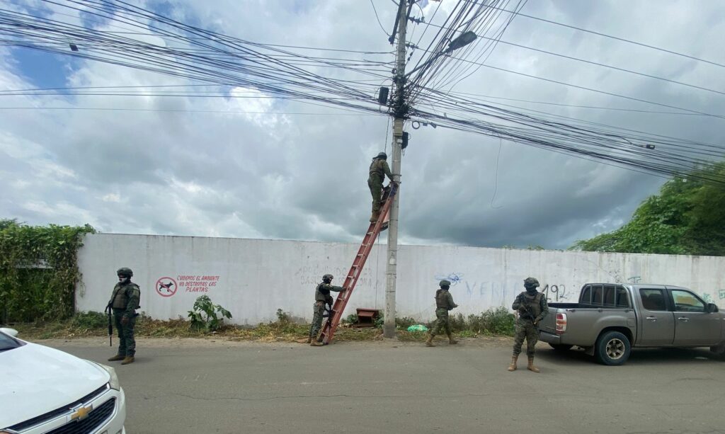 Militares decomisan cámaras de seguridad en Manta