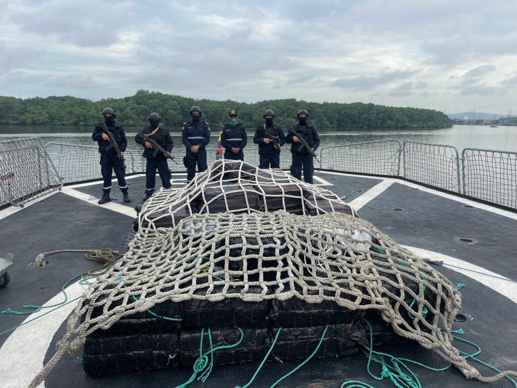 Golpe al narcotráfico en Salinas, Ecuador Armada Nacional incautó 48 bultos de cocaína y detuvo a cinco sujetos