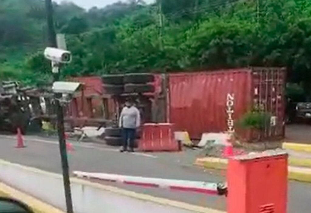 Desgracia con suerte: tráiler se vuelca al costado del peaje en la vía Portoviejo-Montecristi; no hay fallecidos