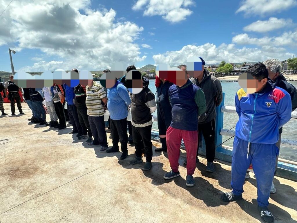 Los detenidos en el barco atunero Monte-Cristi donde hallaron 71 sacos con cocaína.
