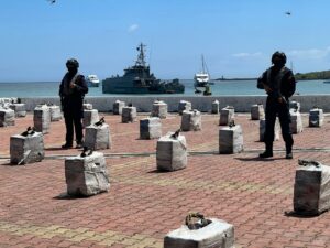 Los sacos con el alcaloide encontrados en el barco atunero. 