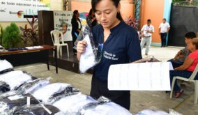 El Municipio de Guayaquil, a través de la Dirección de Inclusión Social, distribuyó uniformes a 260 alumnos de escuelas municipales para personas con discapacidad visual, auditiva y de lenguaje.