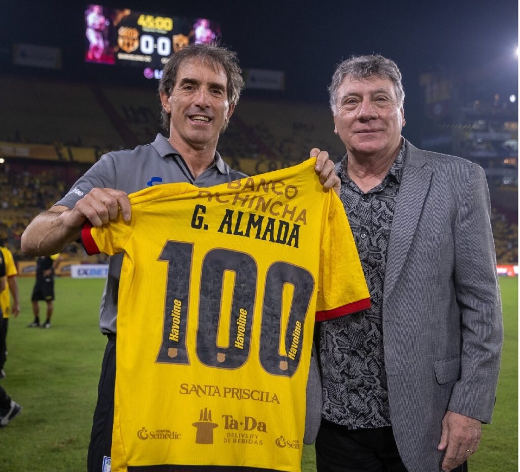 Guillermo Almada (i) junto a Miguel Ángel Brindisi en el evento Centenario de Barcelona SC.