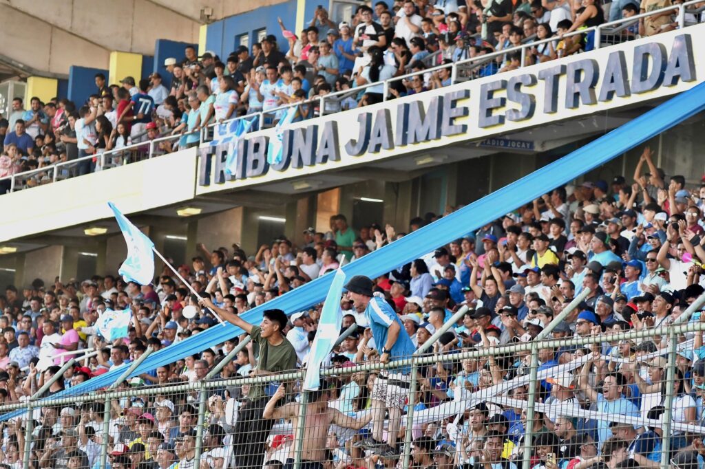 Hinchas del Manta FC en el estadio Jocay.