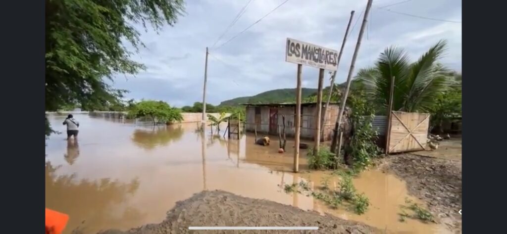 Crecida del río Buena Vista provoca inundaciones en Puerto López y deja a Los Manglares bajo agua