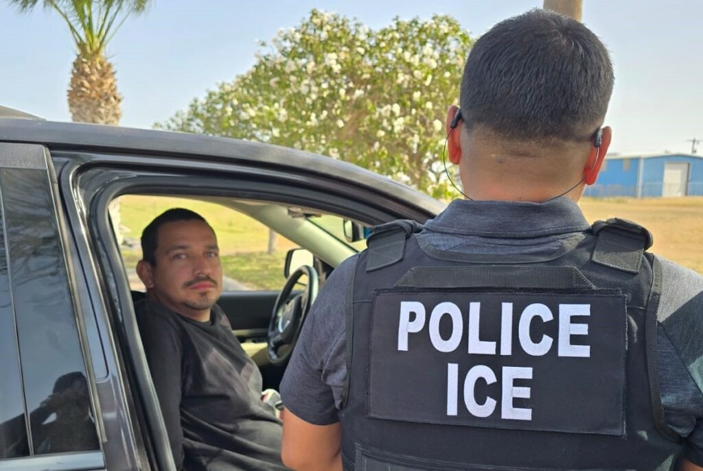 IRS y ICE acuerdan compartir datos para localizar migrantes en Estados Unidos
