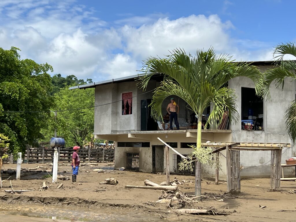 Inicia entrega de tarjetas de $130 a familias afectadas por el invierno en Portoviejo