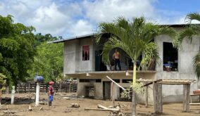 Inicia entrega de tarjetas de $130 a familias afectadas por el invierno en Portoviejo