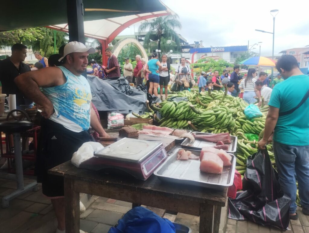 Inundación en Santa Ana obliga a comerciantes a trasladarse al parque Eloy Alfaro