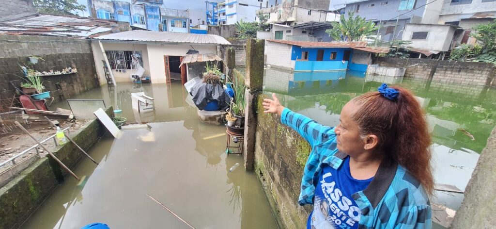 Inundaciones afectan a seis viviendas en la cooperativa Liberación Popular de Santo Domingo
