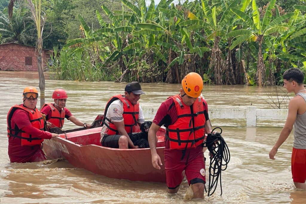 Inundaciones en Portoviejo afectan a 700 familias tras intensas lluvias registradas la tarde y noche del miércoles.