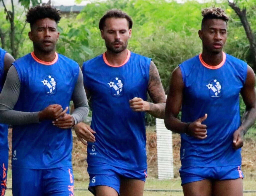 Jugadores del Manta durante un entrenamento.