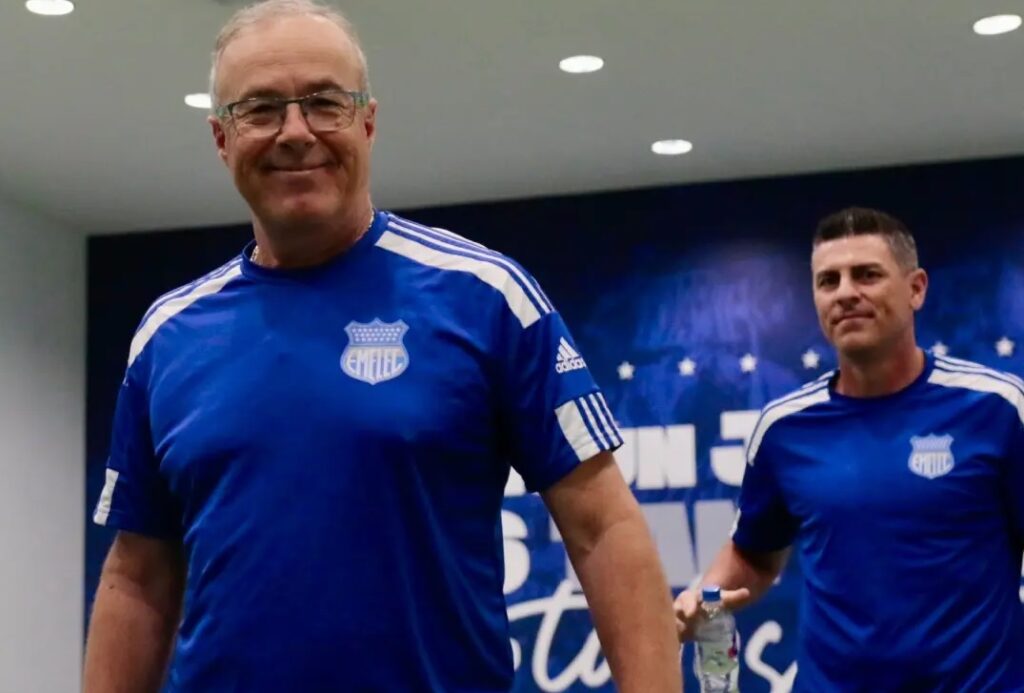 Jorge Célico, técnico del Club Sport Emelec, defendió a sus jugadores y criticó a un sector de la prensa.