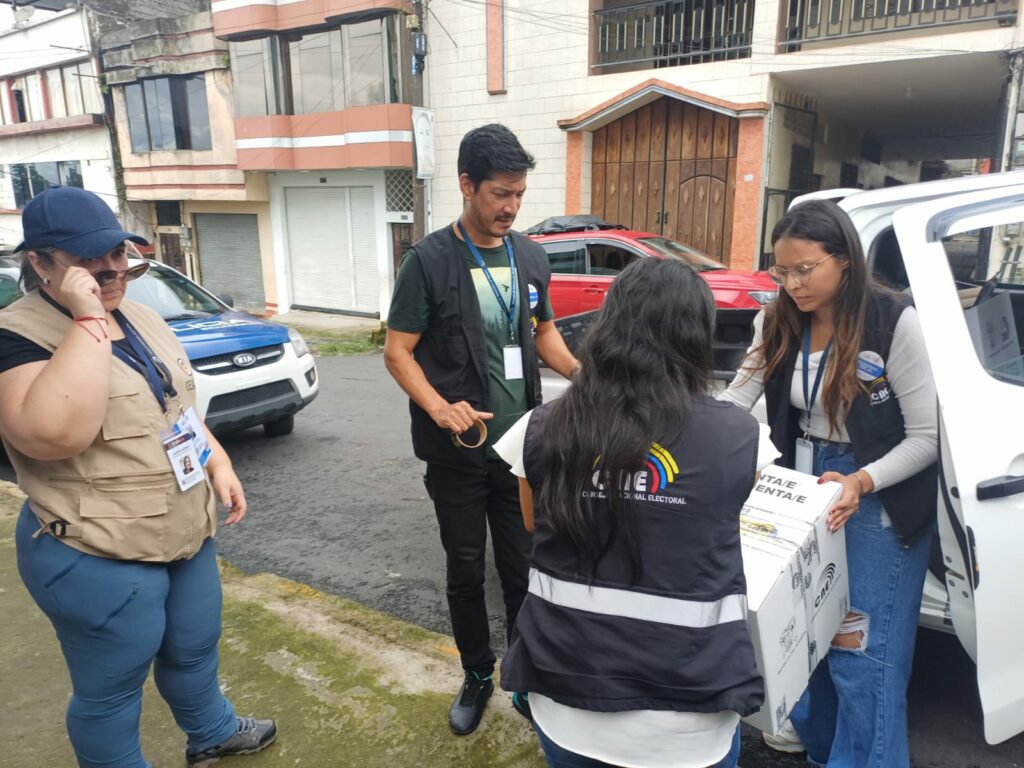 Jornada de Voto en Casa 2025 Más de 40 electores de Santo Domingo ejercen su derecho al voto