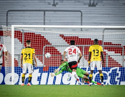 José Contreras, arquero de Venezuela que defiende a Barcelona le tapó un penal a River Plate