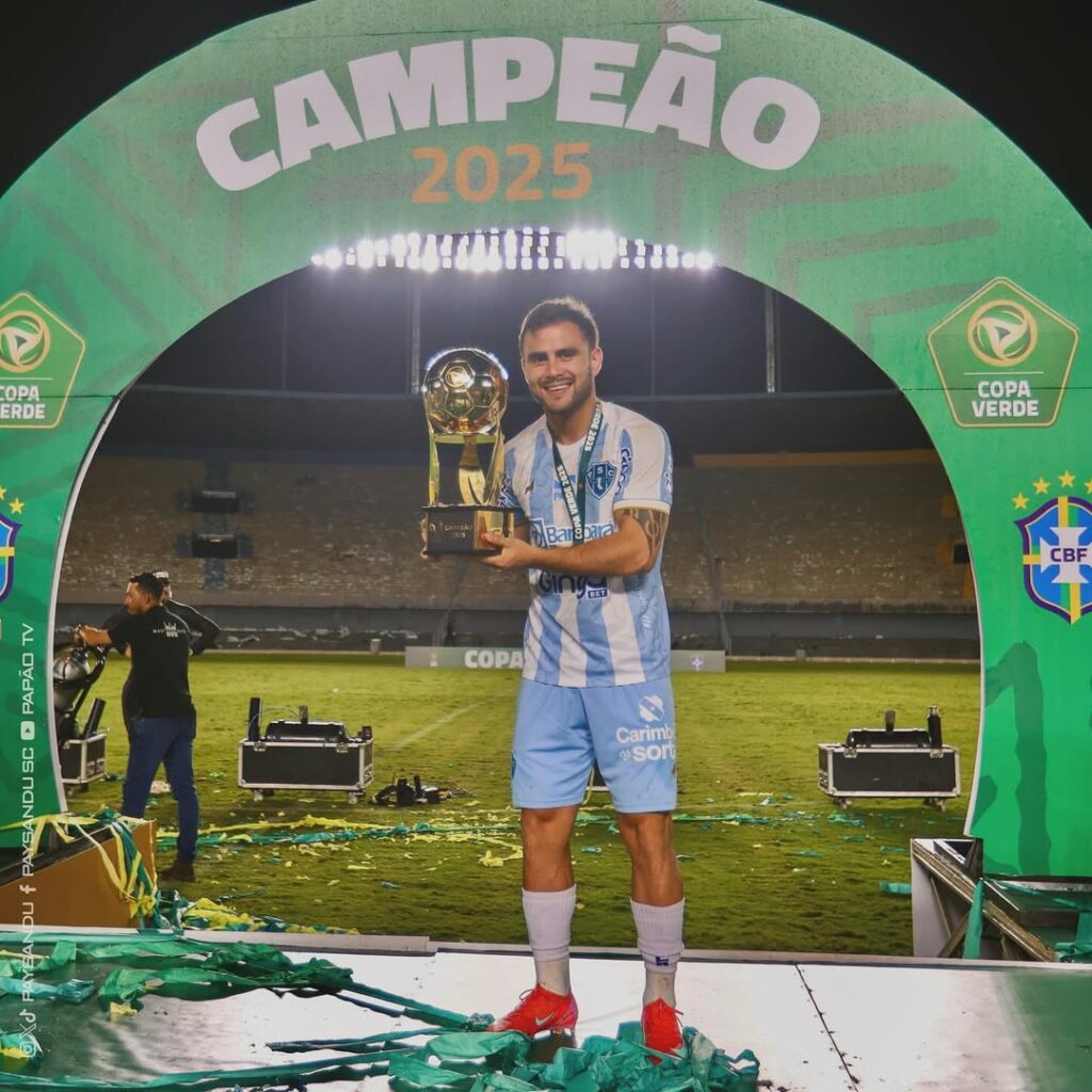 Joseph Espinoza toca la gloria con Paysandu al ganar la Copa Verde 2025.