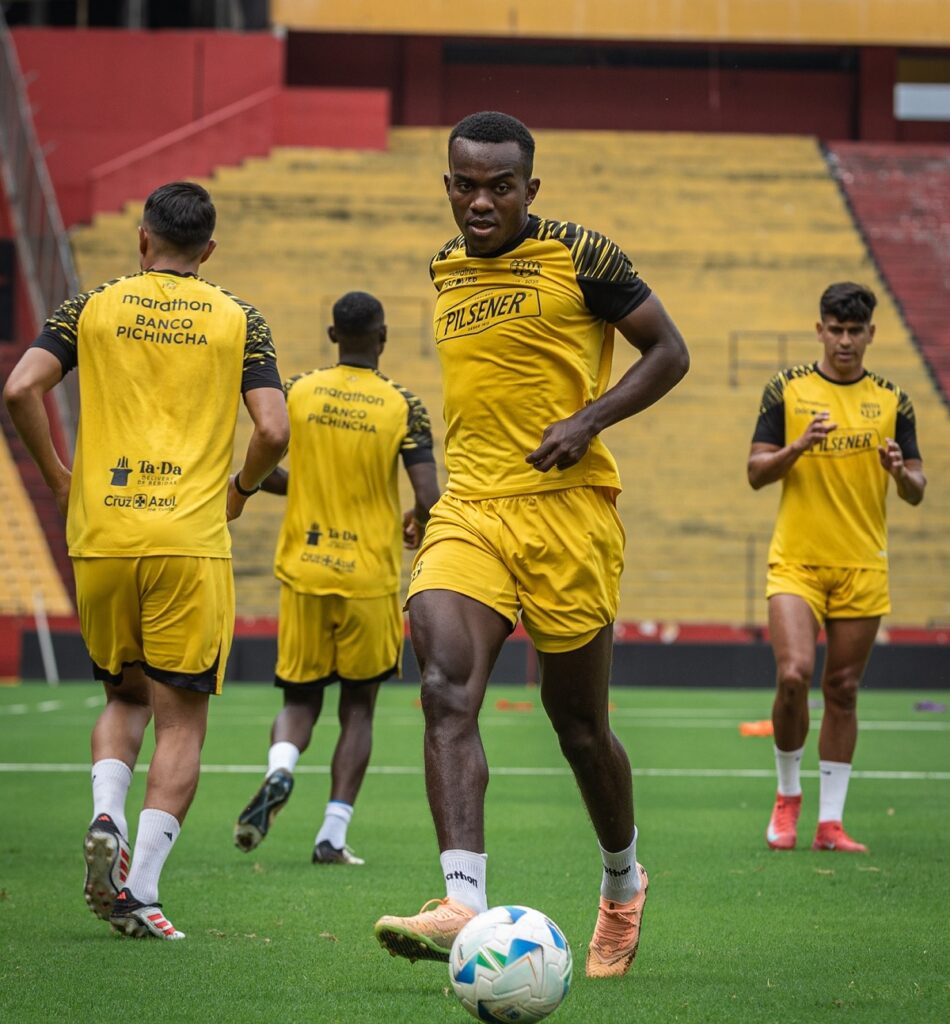 Jugadores de Barcelona SC durante un entrenamiento en el estadio Monumental