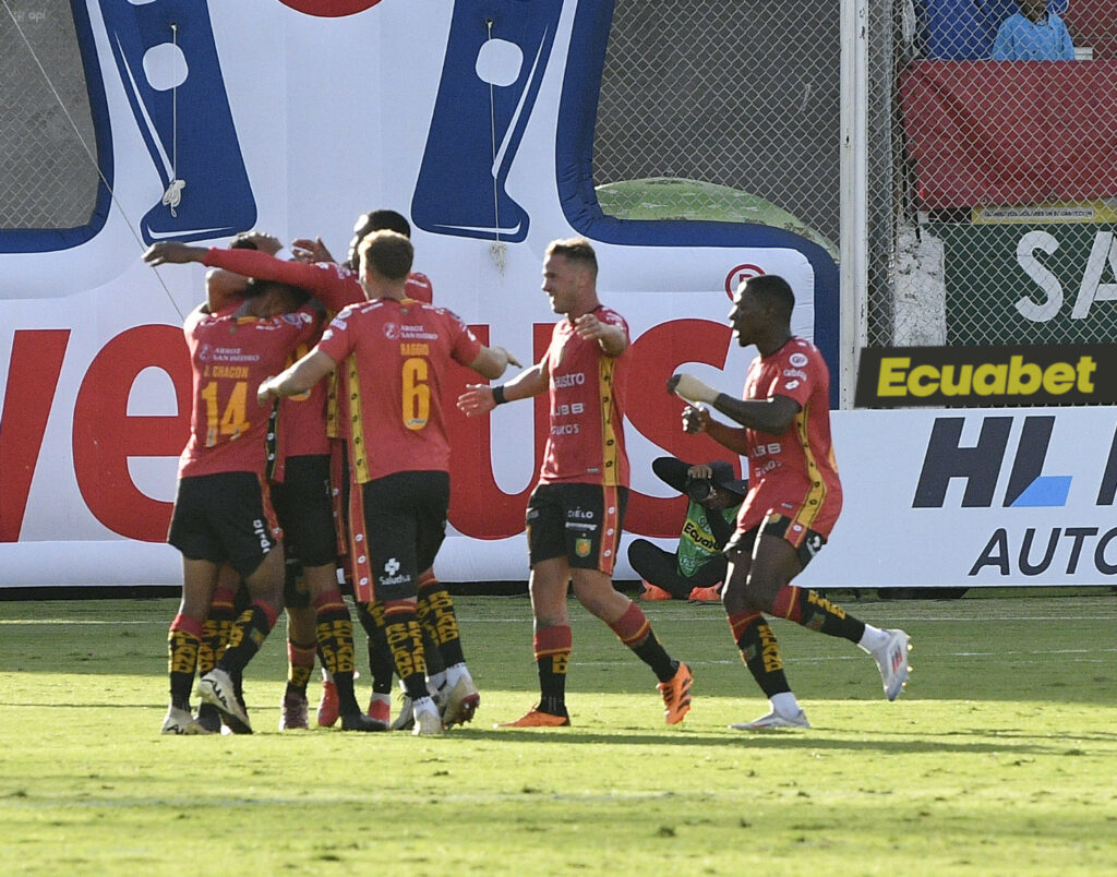 Jugadores del Deportivo Cuenca celebran la victoria conseguida en el estadio Bellavista de Ambato.