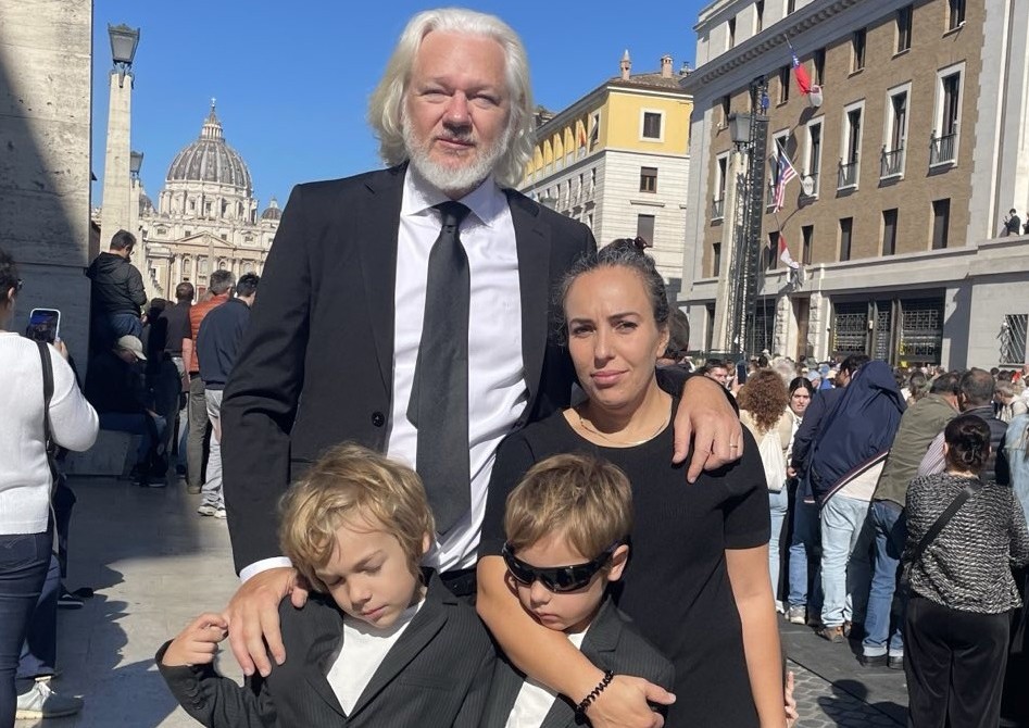 Julian Assange asiste al funeral del Papa Francisco para agradecer su respaldo