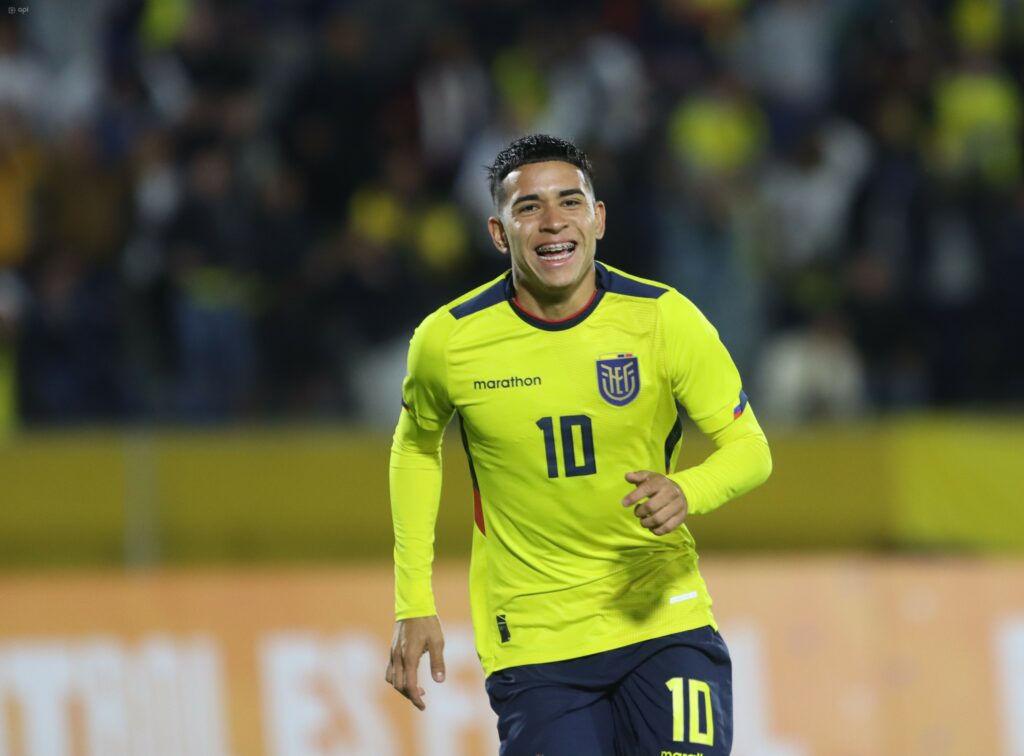 Kendry Páez, jugando con la selección sub 17 de Ecuador