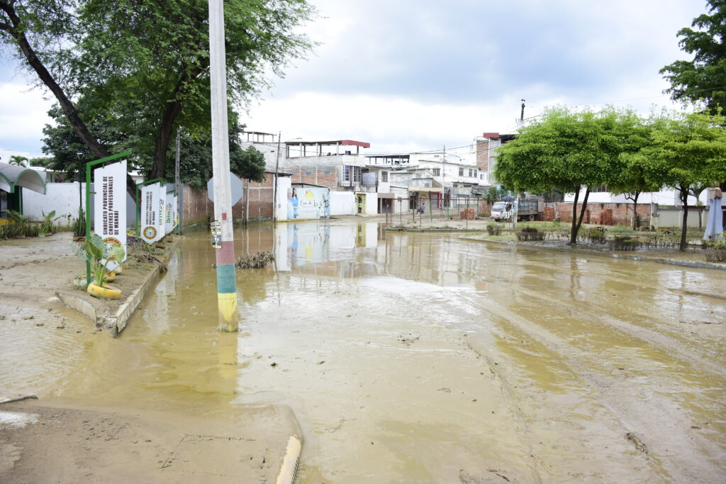 calle salvador allende y miguel h alcivar invierno lodo lluvias